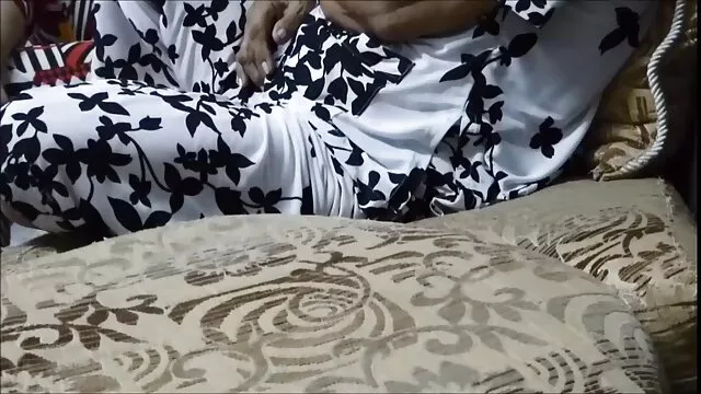 MILF مکزیکی لینک کانال فیلم سوپر درتلگرام گابی کوینتروس مردد است و خروس شما را نوازش می کند