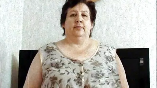 زن خانه دار از فرانکفورت سوپرایرانی در تلگرام قدم می زند